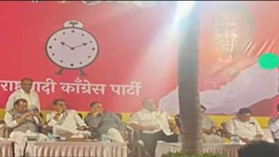 धनंजय मुंडे यांचा राजीनामा होताच देवगिरी बंगल्यावर बैठक, अजितदादा गटाचे बडे नेते पोहोचले; मोठ्या घडामोडींना वेग