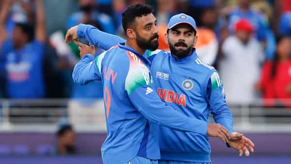 चक्रवर्ती चॅम्पियन्स ट्रॉफीमध्ये पदार्पणात भारतासाठी सर्वोत्तम कामगिरी करणारा गोलंदाज ठरला आहे. ऑस्ट्रेलियाचा जोश हेझलवूड पहिल्या स्थानावर आहे. 2017 च्या चॅम्पियन्स ट्रॉफीमध्ये न्यूझीलंडविरुद्ध पदार्पण करताना 52 धावा देत 6 विकेट्स घेतल्या होत्या.