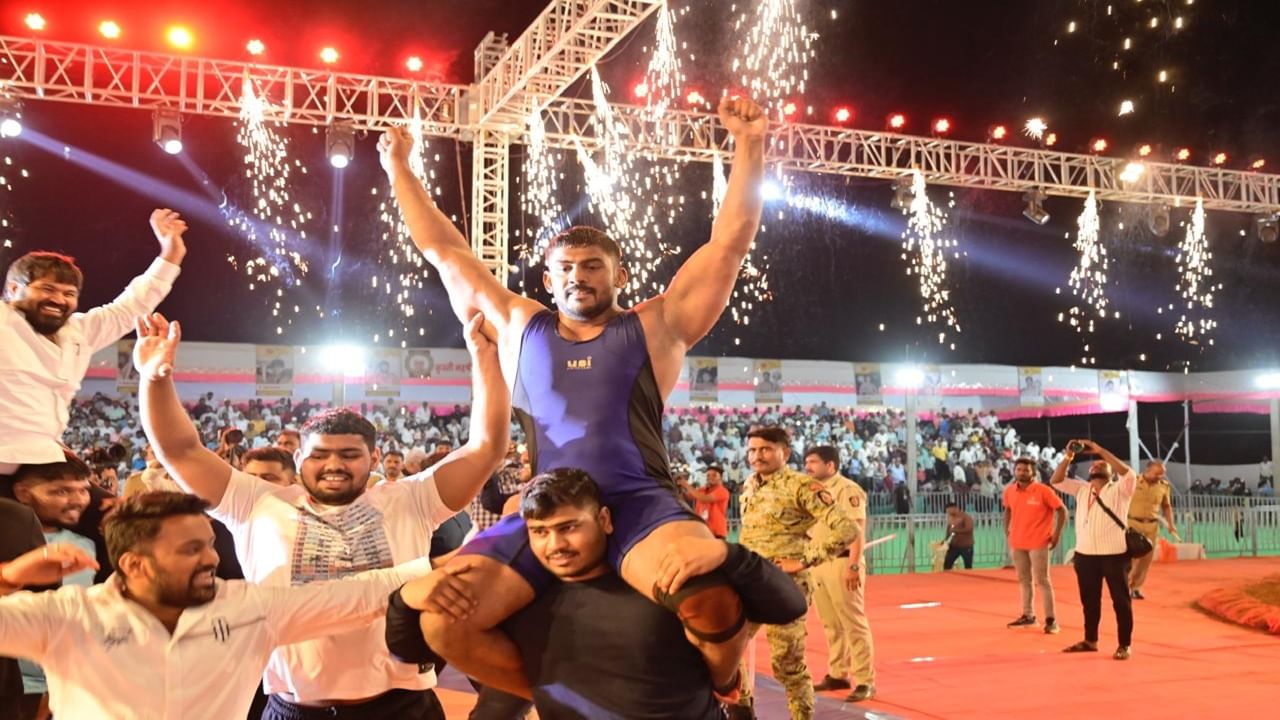 Maharashtra Kesari : वेताळ शेळके 66 वा महाराष्ट्र केसरी, अंतिम सामन्यात पृथ्वीराज पाटीलवर मात Maharashtra Kesari : वेताळ शेळके 66 वा महाराष्ट्र केसरी, अंतिम सामन्यात पृथ्वीराज पाटीलवर मात