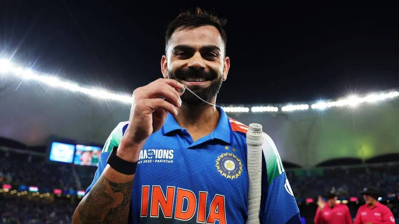 विराट कोहलीच्या शिरपेचात आणखी एक मानाचा तुरा खोवला गेला आहे. विराट कोहलीने धावांचा पाठलाग करताना 8000 धावांचा पल्ला गाठला आहे. उपांत्य फेरीत विराट कोहलीने साजेशी खेळी केली. दोन विकेट पडल्यानंतर टीम इंडिया संकटात असताना 98 चेंडूत 84 धावा केल्या. 