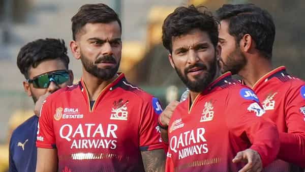 विराट कोहली आयपीएलच्या पहिल्या पर्वापासून रॉयल चॅलेंजर्स बंगळुरुसोबत खेळत आहे. आयपीएलमध्ये त्याच्या नावावर बरेच विक्रम आहेत. आतापर्यंत खेळलेल्या 17 पर्वात त्याने 114 झेल पकडले आहेत. यंदाच्या पर्वात आणखी भर पडेल.(PHOTO- PTI)