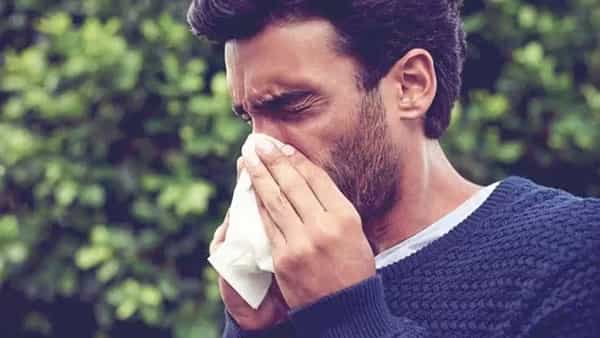 प्राचीन काळापासून शिंकण्याबद्दल अनेक समजुती आहेत. काही लोकांना शिंक येणं शुभ वाटतं तर काहींना अशुभ वाटतं. पण शिंक येणे ही एक सामान्य शारीरिक प्रक्रिया आहे. परंतु आपल्या समाजात त्याच्याशी अनेक धार्मिक आणि सांस्कृतिक आख्यायिका जोडलेल्या आहेत.पण खरंच त्यामागे काही कारण असतं की अजून काही जाणून घेऊयात.