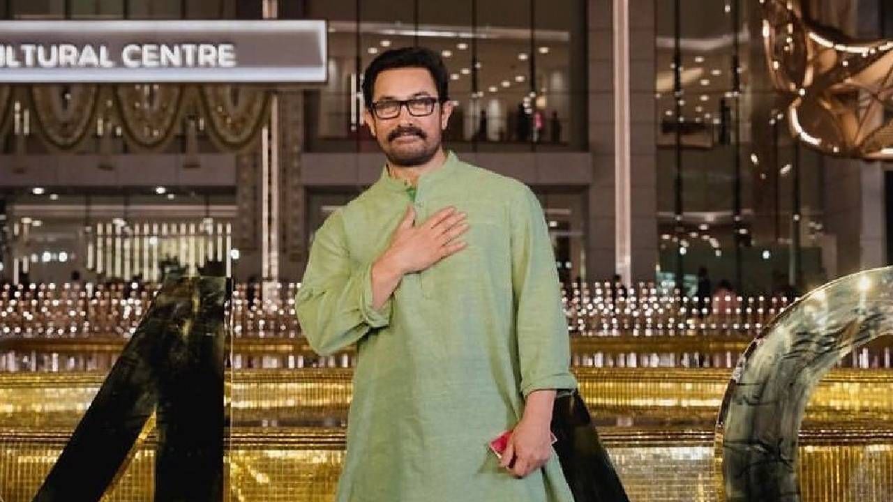 अभिनेता आमिर खानने त्याच्या 60 व्या वर्षी गर्लफ्रेंडची सर्वांना ओळख करून देऊन चाहत्यांना आश्चर्याचा धक्का दिला. दोनदा लग्न आणि दोनदा घटस्फोट झाल्यानंतर आमिर आता त्याच्या एक मैत्रिणीला डेट करत आहे. आमिर खानच्या या नव्या गर्लफ्रेंडचं नाव गौरी स्प्रॅट असं आहे. 
