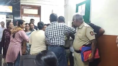 आता तू घरी येऊ नको... अकोल्यात पती, पत्नी और वो...  वोच्या नादाला लागलेल्या नवऱ्याची पोलिसांसमोरच धुलाई...!