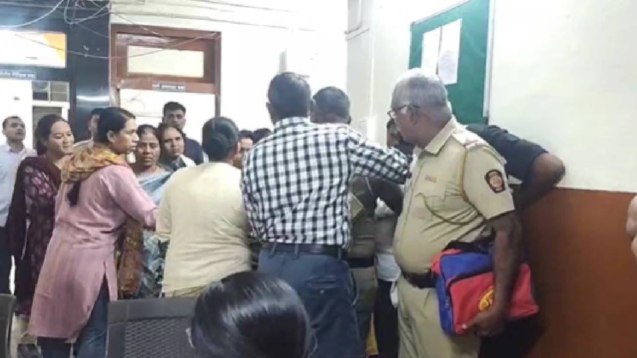 आता तू घरी येऊ नको... अकोल्यात 'पती, पत्नी और वो...'  'वो'च्या नादाला लागलेल्या नवऱ्याची पोलिसांसमोरच धुलाई...!