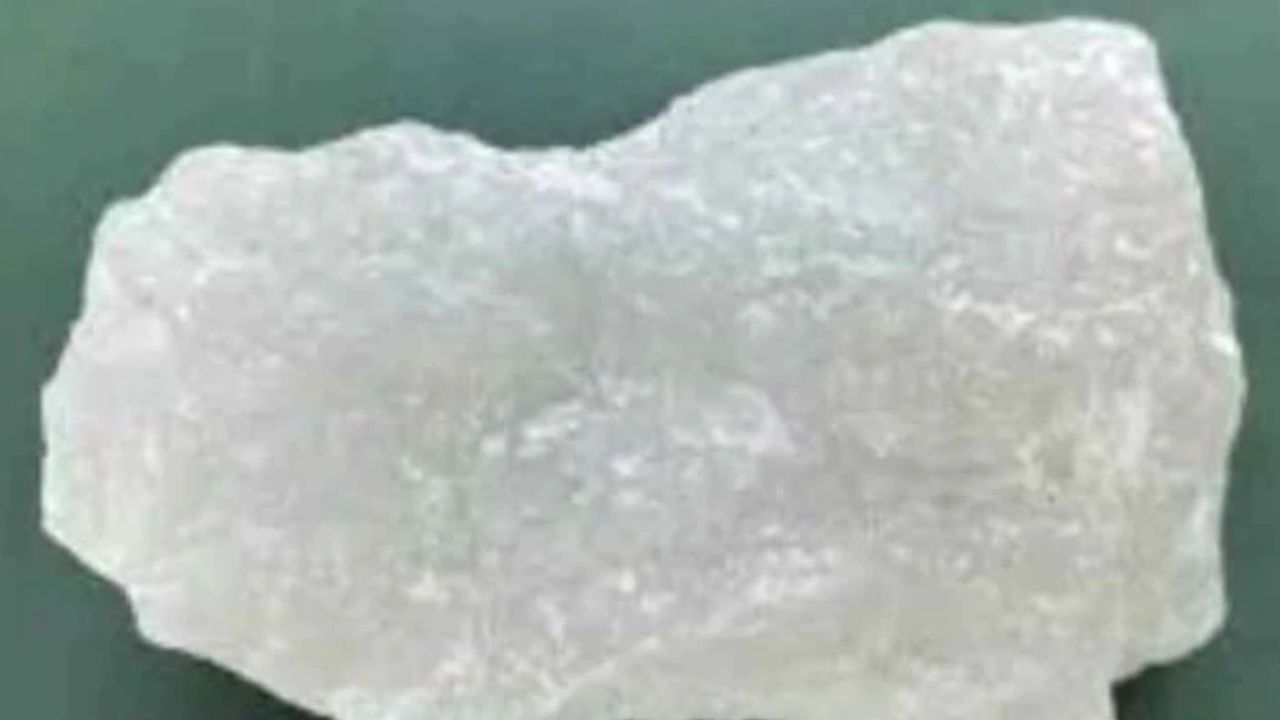 Alum Upay: तुरटीचे 'या' पद्धतीनं उपाय केल्यास घरातील वास्तुदोष दूर होईल.... Alum Upay: तुरटीचे 'या' पद्धतीनं उपाय केल्यास घरातील वास्तुदोष दूर होईल....