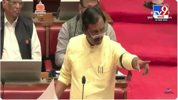 Ambadas Danve : 'तुम्ही काय करणार आहे? स्वत:ला काय समजता तुम्ही?' दानवे-महाजनांची हमरी-तुमरी Ambadas Danve : 'तुम्ही काय करणार आहे? स्वत:ला काय समजता तुम्ही?' दानवे-महाजनांची हमरी-तुमरी