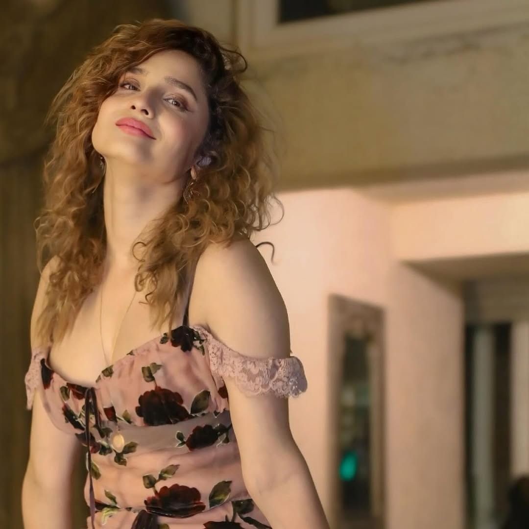 अंकिता  कायम सोशल मीडियावर सक्रिय असते. सोशल मीडियावर तिच्या चाहत्यांची संख्या देखील फार मोठी आहे. अभिनेत्री कायम चाहत्यांच्या संपर्कात राहण्यासाठी सोशल मीडियावर फोटो पोस्ट करत असते. 