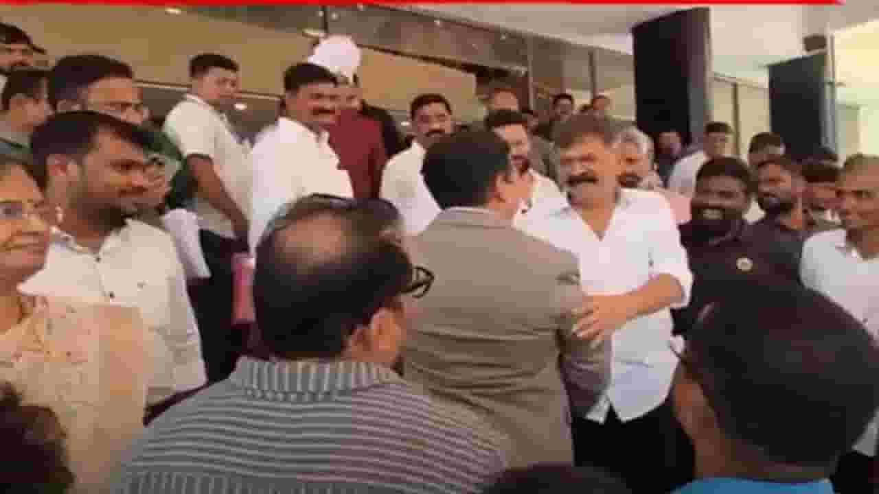 'नया है वह...', जितेंद्र आव्हाड आणि नितेश राणे विधानभवनाच्या पायऱ्यांवर आमने-सामने, मग हस्तांदोलन अन्... 'नया है वह...', जितेंद्र आव्हाड आणि नितेश राणे विधानभवनाच्या पायऱ्यांवर आमने-सामने, मग हस्तांदोलन अन्...