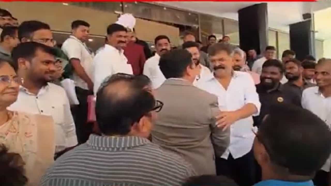 'नया है वह...', जितेंद्र आव्हाड आणि नितेश राणे विधानभवनाच्या पायऱ्यांवर आमने-सामने, मग हस्तांदोलन अन्... 'नया है वह...', जितेंद्र आव्हाड आणि नितेश राणे विधानभवनाच्या पायऱ्यांवर आमने-सामने, मग हस्तांदोलन अन्...