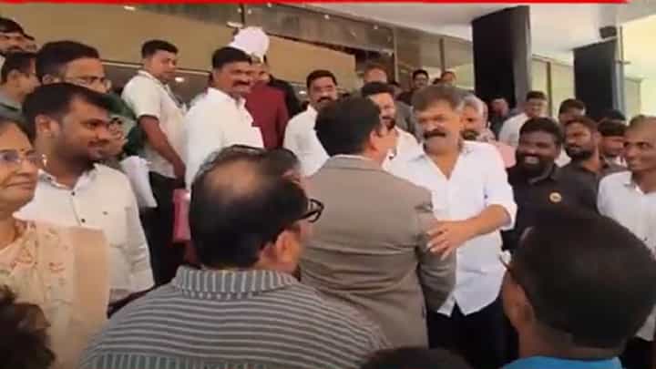'नया है वह...', जितेंद्र आव्हाड आणि नितेश राणे विधानभवनाच्या पायऱ्यांवर आमने-सामने, मग हस्तांदोलन अन्... 'नया है वह...', जितेंद्र आव्हाड आणि नितेश राणे विधानभवनाच्या पायऱ्यांवर आमने-सामने, मग हस्तांदोलन अन्...