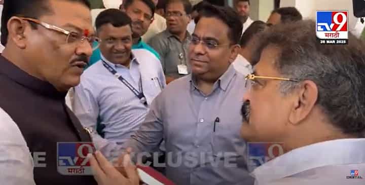'तुम्ही मुसलमांनाना का डॉमिनेट करता?, 'शिरसाट अन् आव्हाडांमध्ये खडाजंगी, विधानभवनाच्या पायऱ्यांवर काय घडलं? 'तुम्ही मुसलमांनाना का डॉमिनेट करता?, 'शिरसाट अन् आव्हाडांमध्ये खडाजंगी, विधानभवनाच्या पायऱ्यांवर काय घडलं?