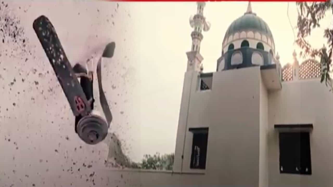 Beed Mosque Eid : बीडच्या मशिदीत स्फोट, रात्री अडीच वाजेच्या सुमारास अचानक मोठा आवाज अन्... नेमकं काय झालं? Beed Mosque Eid : बीडच्या मशिदीत स्फोट, रात्री अडीच वाजेच्या सुमारास अचानक मोठा आवाज अन्... नेमकं काय झालं?