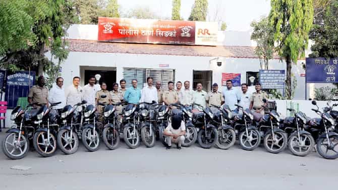प्रेमासाठी वाट्टेल ते ! गर्लफ्रेंडला गिफ्ट देण्यासाठी पैसे नव्हते,त्याने थेट 14...