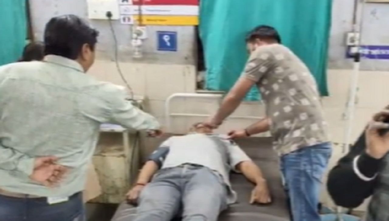 Sarpanch Attack Video : लोखंडी रॉड डोक्यात घातला अन्... संतोष देशमुख हत्या प्रकरणानंतर महाराष्ट्रात पुन्हा थरार, आता 'या' सरपंचावर जीवघेणा हल्ला