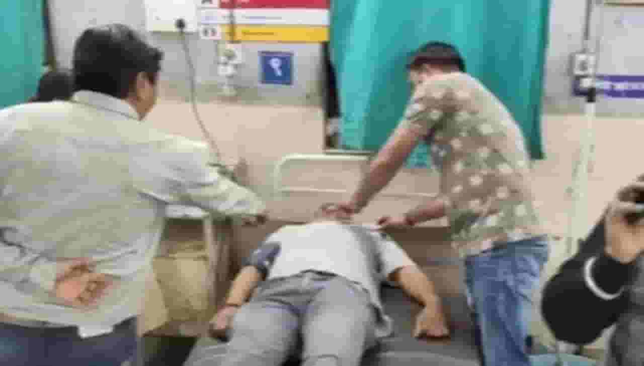 Sarpanch Attack Video : लोखंडी रॉड डोक्यात घातला अन्... संतोष देशमुख हत्या प्रकरणानंतर महाराष्ट्रात पुन्हा थरार, आता 'या' सरपंचावर जीवघेणा हल्ला Sarpanch Attack Video : लोखंडी रॉड डोक्यात घातला अन्... संतोष देशमुख हत्या प्रकरणानंतर महाराष्ट्रात पुन्हा थरार, आता 'या' सरपंचावर जीवघेणा हल्ला
