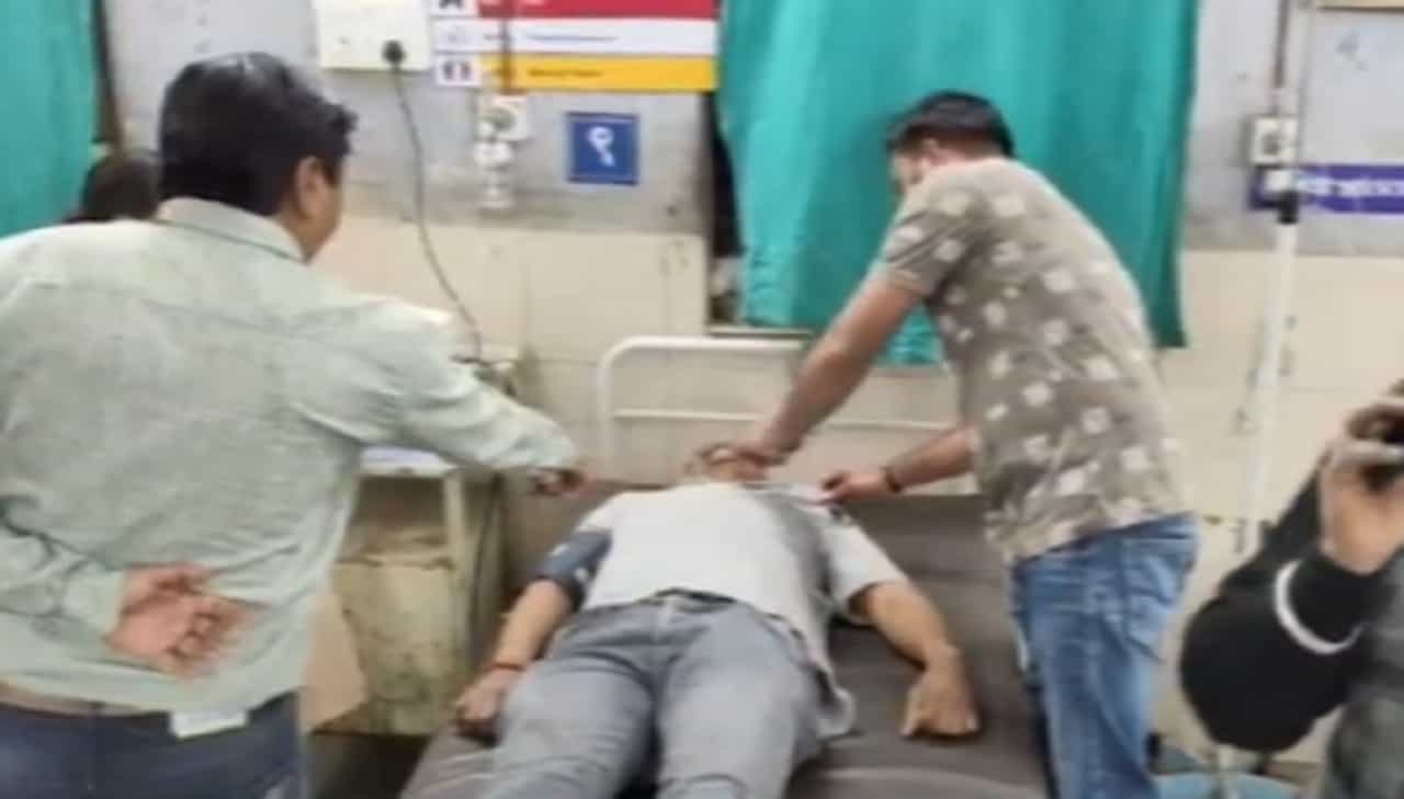 Sarpanch Attack Video : लोखंडी रॉड डोक्यात घातला अन्... संतोष देशमुख हत्या प्रकरणानंतर महाराष्ट्रात पुन्हा थरार, आता 'या' सरपंचावर जीवघेणा हल्ला Sarpanch Attack Video : लोखंडी रॉड डोक्यात घातला अन्... संतोष देशमुख हत्या प्रकरणानंतर महाराष्ट्रात पुन्हा थरार, आता 'या' सरपंचावर जीवघेणा हल्ला