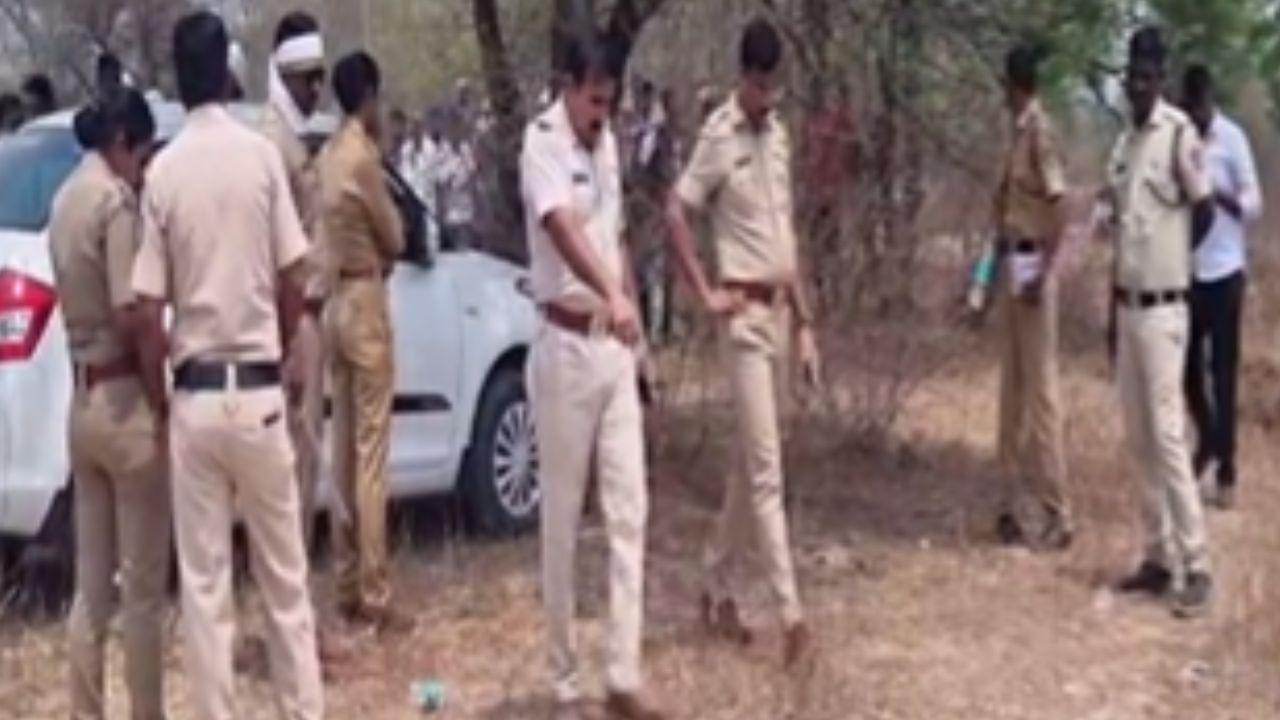 Deulgaon Raja : स्वत:च्याच कारमध्ये मृतावस्थेत आढळला पोलीस कर्मचारी Deulgaon Raja : स्वत:च्याच कारमध्ये मृतावस्थेत आढळला पोलीस कर्मचारी