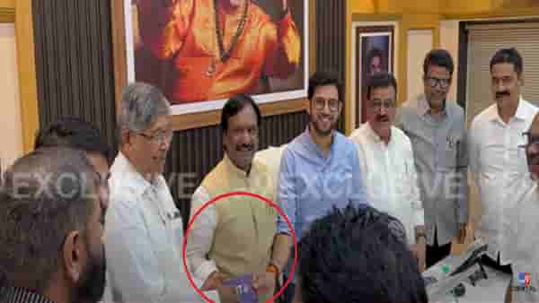 Chandrakant Patil Video : अधिनेशनाच्या पहिल्याच दिवशी चंद्रकांत पाटलांची ठाकरेंच्या नेत्यांची भेट, आदित्य ठाकरेंना दिलेल्या चॉकलेटमध्ये चिठ्ठी?