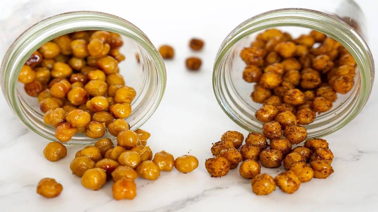 chickpeas benefits: हरभरे कोणत्या पद्धतीनं खाल्ल्यामुळे तुमच्या आरोग्याला फायदे होतील, चला जाणून घेऊया... chickpeas benefits: हरभरे कोणत्या पद्धतीनं खाल्ल्यामुळे तुमच्या आरोग्याला फायदे होतील, चला जाणून घेऊया...