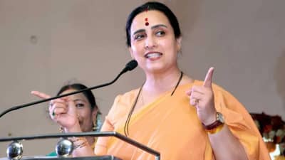 तुमच्यासारखे 56 पायाला बांधून फिरते... भाजप नेत्या चित्रा वाघ कुणावर भडकल्या?
