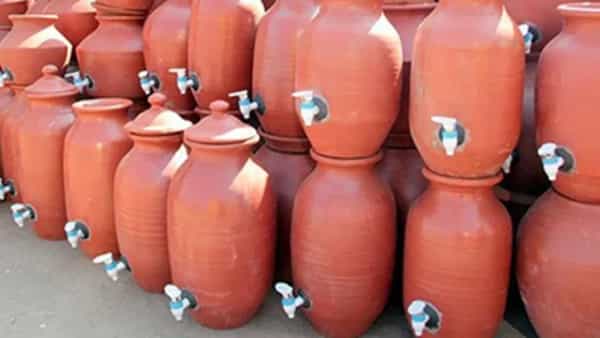 Pot Water: उन्हाळ्यात मातीच्या भांड्यातील किंवा माठातील पाणी थंड आणि शुद्ध असते जे आरोग्यासाठी खूप फायदेशीर मानले जाते. तुम्हाला नैसर्गिकरित्या थंड ठेवण्यासोबतच ते शरीराला हायड्रेट देखील करते. प्राचीन काळापासून लोक रेफ्रिजरेटरऐवजी माठातलं पाणी वापरतात. कारण हे पाणी घशासाठी सुरक्षित असतं, खूप गारही नसतं पण तहानही भागवतं. पण कधी कधी माठातलं पाणी थंड होत नाही हे तुमच्या लक्षात आले आहे का?