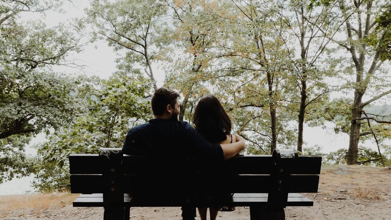 लग्नाआधीच होणाऱ्या नवऱ्यासोबत बागेत हिंडत होती, नंतर दोन्ही कुटुंबाला किंमत चुकवावी लागली, तरुणीचे प्रताप वाचाच लग्नाआधीच होणाऱ्या नवऱ्यासोबत बागेत हिंडत होती, नंतर दोन्ही कुटुंबाला किंमत चुकवावी लागली, तरुणीचे प्रताप वाचाच