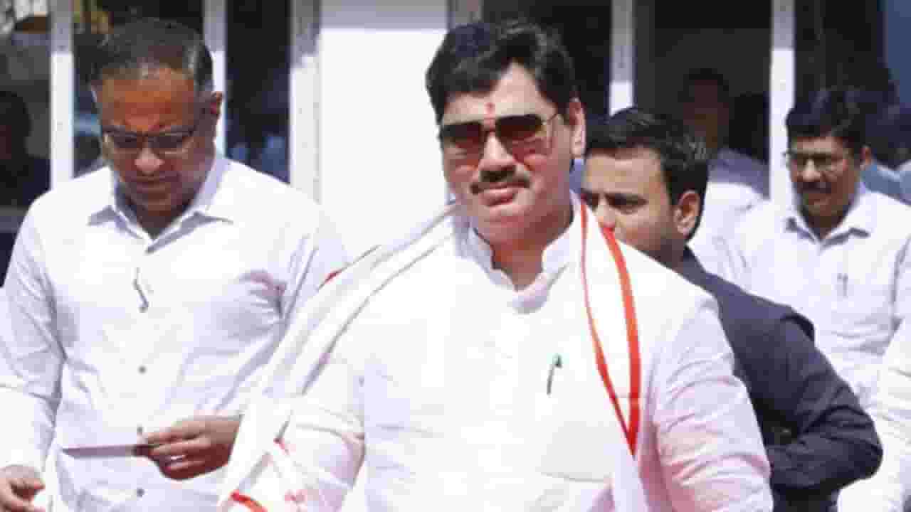 Dhananjay Munde News : धनंजय मुंडे यांच्या निवासस्थानाबाहेर बंदोबस्त वाढवला Dhananjay Munde News : धनंजय मुंडे यांच्या निवासस्थानाबाहेर बंदोबस्त वाढवला