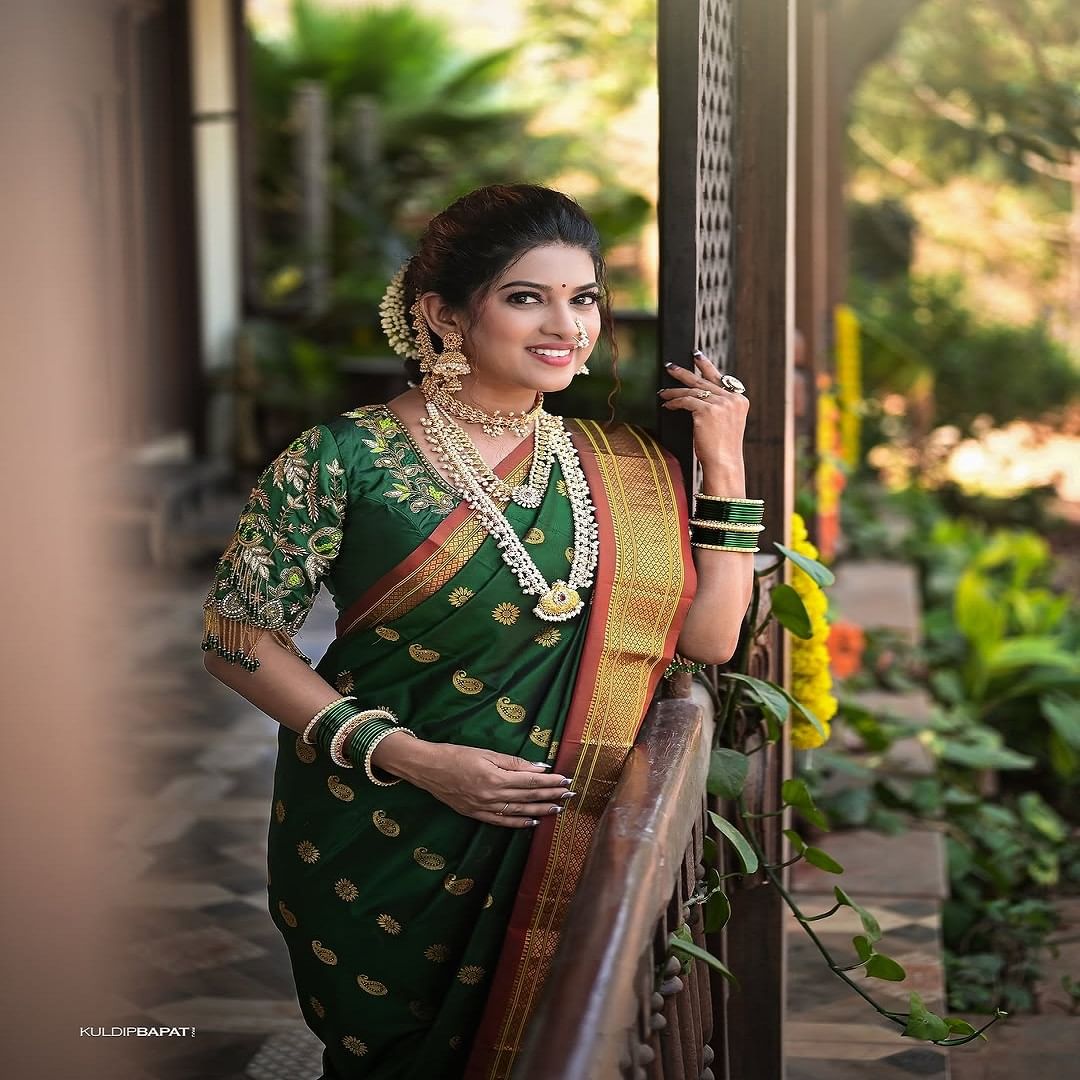 मराठमोळ्या लूकमध्ये फोटो पोस्ट करत धनश्री हिने सर्वांना पाडव्याच्या शुभेच्छा दिल्या आहेत. धनश्री काडगांवकरनेही गुढीपाडवा सण दिमाखात साजरा केला आहे.