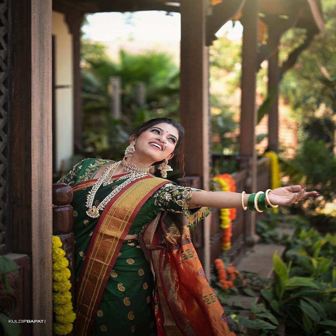 धनश्रीच्या नव्या लूकने चाहत्यांचं लक्ष वेधून घेतलं आहे. धनश्री हिने अनेक मालिका आणि सिनेमांमध्ये महत्त्वाची भूमिका साकारत चाहत्यांचं मनोरंजन केलं आहे. 