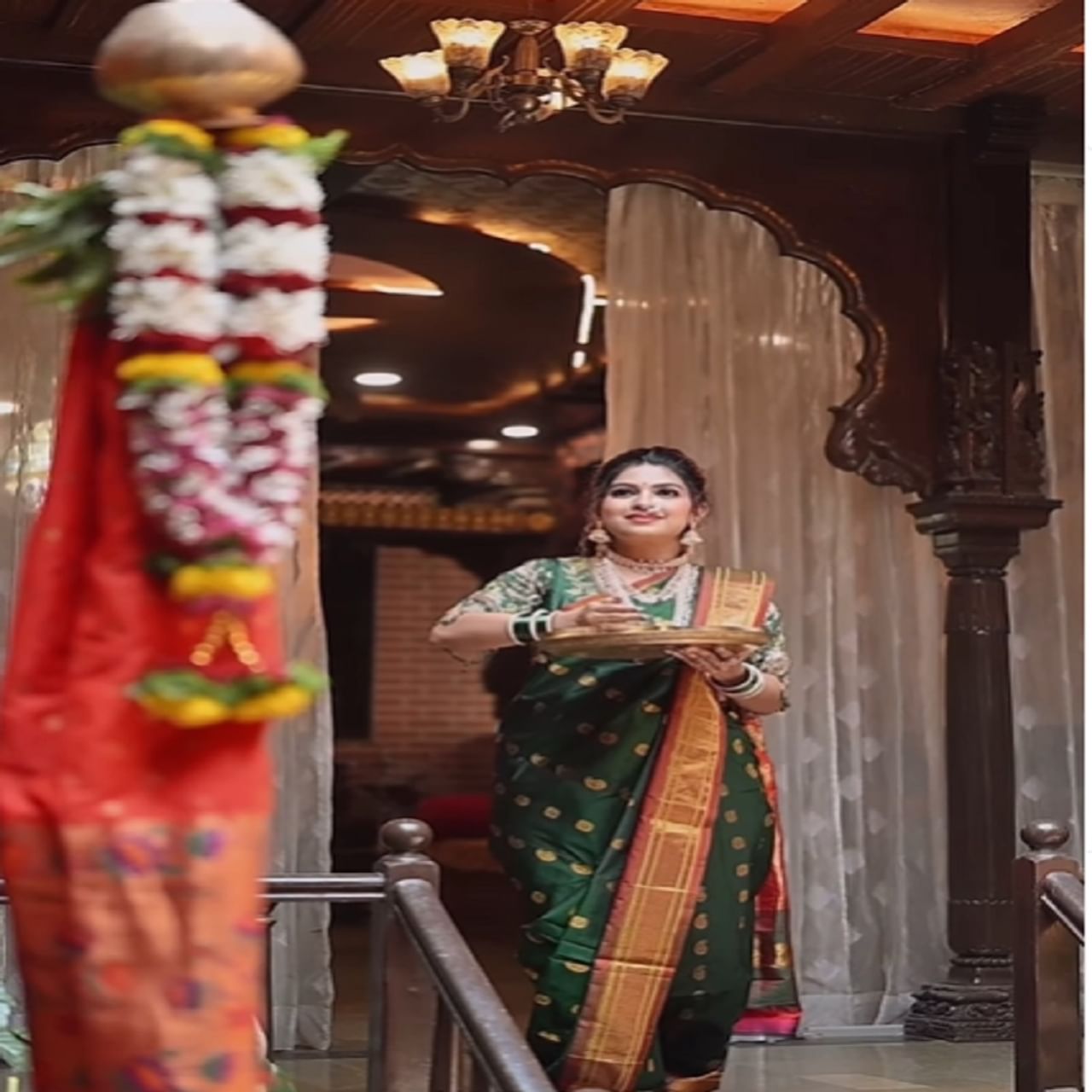 राज्यात मोठ्या उत्साहात आणि आनंदात गुढीपाडवा साजरा केला जात आहे.  गुढीपाडव्याच्या खास प्रसंगी सर्वांनी ढोल-ताश्यांच्या गजरात नववर्षाचं स्वागत केलं आहे. अभिनेत्री धनश्रीने देखील काही फोटो पोस्ट केले आहेत. 