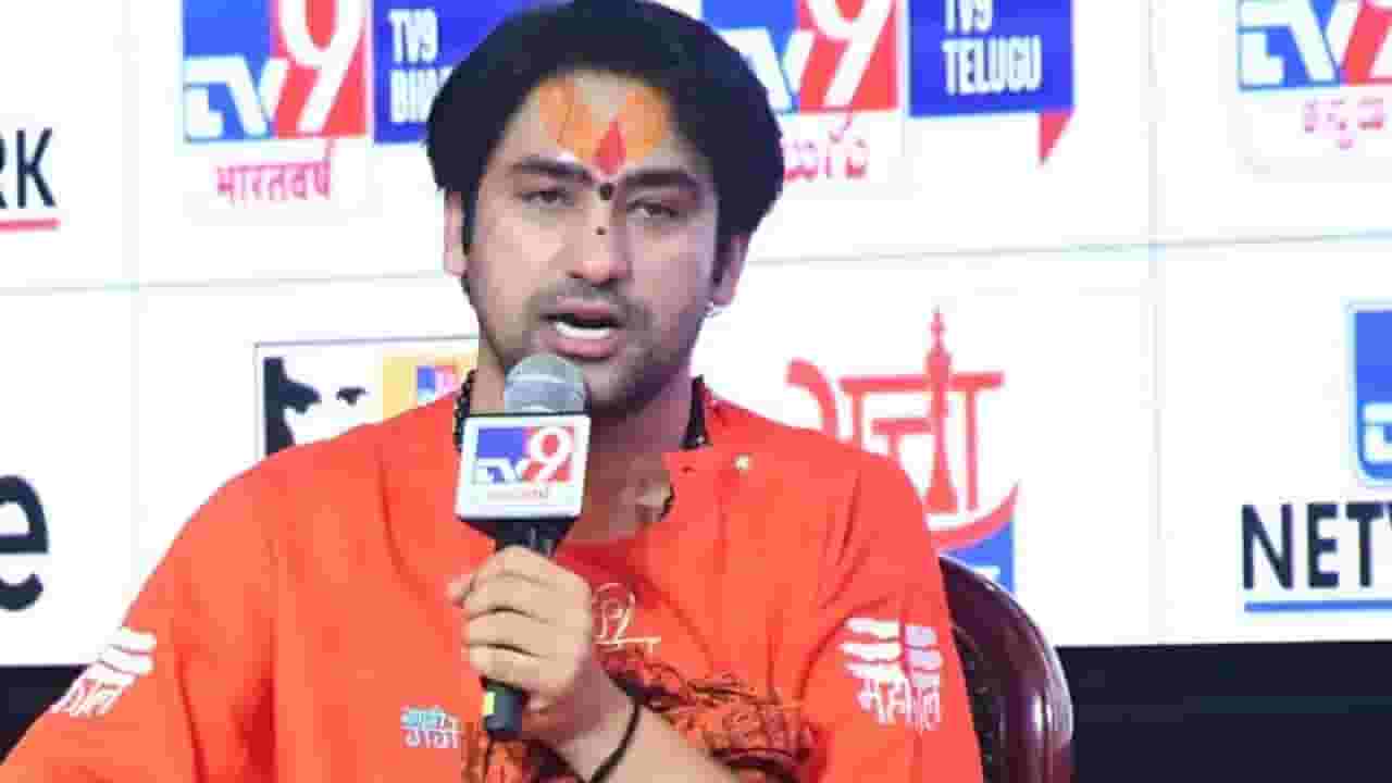 Dhirendra Shastri : 'त्यांनी आपल्या घरात कबर बनवा', औरंगजेबाच्या कबरीवरून धीरेंद्र शास्त्रींचं स्पष्ट मत Dhirendra Shastri : 'त्यांनी आपल्या घरात कबर बनवा', औरंगजेबाच्या कबरीवरून धीरेंद्र शास्त्रींचं स्पष्ट मत