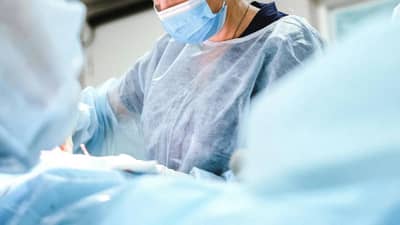 वेदनेने विव्हळणाऱ्या बॉयफ्रेंडला घेऊन गर्लफ्रेंड धावत आली, हात असा अडकला की... video व्हायरल