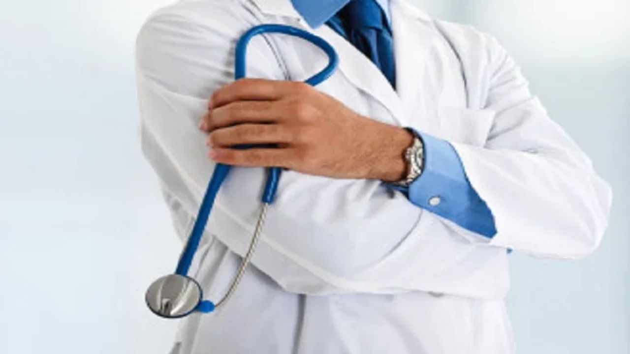 डॉक्टर माझं पोट दुखतय; महिलेचा एक्स रे काढताच डॉक्टरांना बसला प्रचंड धक्का, 17 वर्षांपूर्वी घडलेल्या त्या भयानक कांडाचा झाला उलगडा