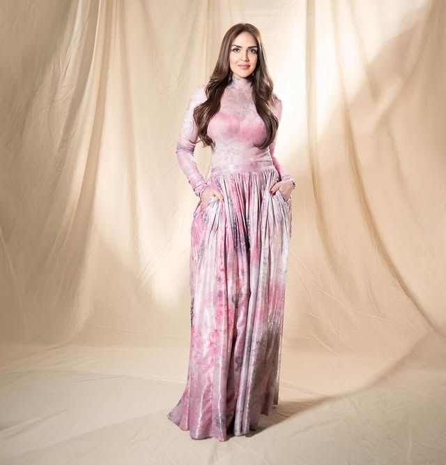 आता देखील अभिनेत्रीचे काही फोटो सोशल मीडियावर तुफान व्हायरल होत आहेत. नव्या लूकमध्ये अभिनेत्रीने फोटो पोस्ट केले आहेत. 