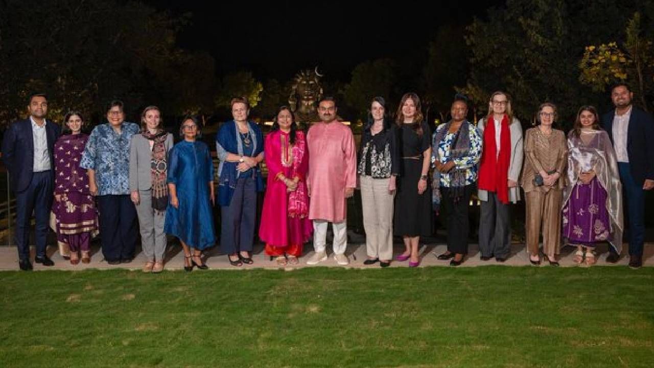 गौतम अदानींनी 9 देशांच्या महिला दूतांना केलं सन्मानित