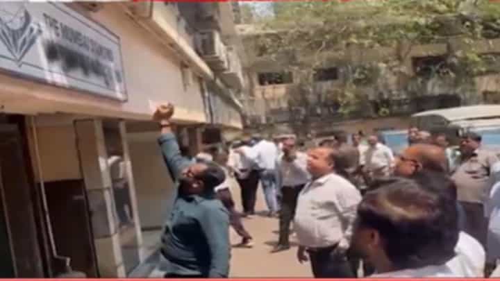 Shivsena UBT : मराठी असल्याने डायमंड असोसिएशनने नाकारलं सभासदत्व; ठाकरेंची शिवसेना आक्रमक Shivsena UBT : मराठी असल्याने डायमंड असोसिएशनने नाकारलं सभासदत्व; ठाकरेंची शिवसेना आक्रमक