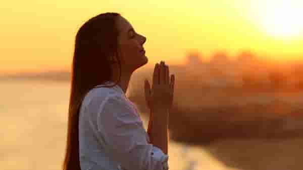 हे परमेश्वरा, माझी हाक ऐक! जेव्हा देव आपली प्रार्थना ऐकतो तेव्हा मिळतात हे 3 संकेत
