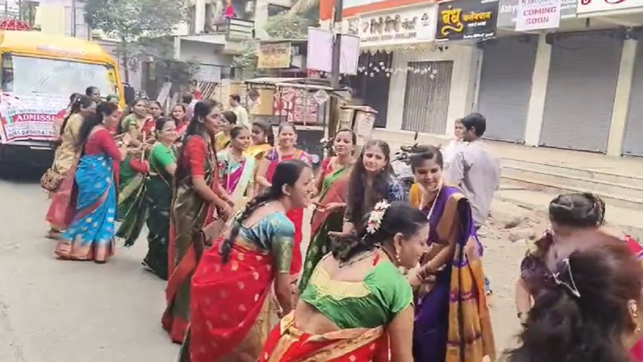  राज्यात मोठ्या उत्साहात आणि आनंदात गुढीपाडवा साजरा केला जात आहे. यानिमित्ताने गिरगाव, ठाणे, डोंबिवली यांसह विविध परिसरात शोभायात्रा काढल्या जात आहेत. 