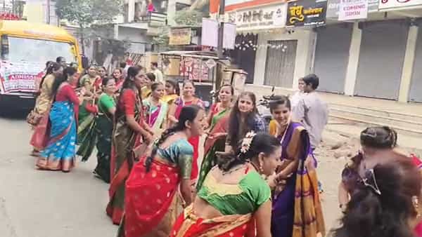 राज्यात मोठ्या उत्साहात आणि आनंदात गुढीपाडवा साजरा केला जात आहे. यानिमित्ताने गिरगाव, ठाणे, डोंबिवली यांसह विविध परिसरात शोभायात्रा काढल्या जात आहेत.