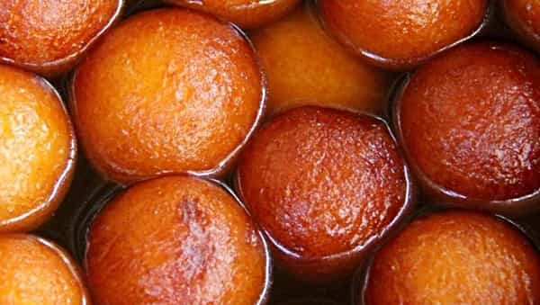 गुलाब जाम - गुलाब जामुन भारतीय नाहीए ? बरं,का ? असे म्हटलं जात हा गोड पदार्थ पर्शिया आणि भूमध्य समुद्रातून भारतात आला. तुर्की शासकांद्वारे तो भारतात आला असावा असे म्हटले जाते. आणखी एक आख्यायिका अशी आहे की तो भारतात मुघलांमुळे आला.परंतू त्यावर पर्शियन प्रभाव होता.'गुलाब' हा मूळचा पर्शियन शब्द आहे.लुकमत अल कादी नावाची एक आगळी पर्शियन मिठाई आहे जी गुलाब जामूनसारखीच दिसते.