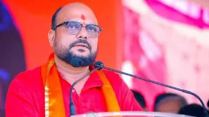 'शिंदेंच्या तमाशातला नाच्या म्हणजे पाटील', मनसे नेत्याची गुलाबराव पाटलांवर जिव्हारी लागणारी टीका 'शिंदेंच्या तमाशातला नाच्या म्हणजे पाटील', मनसे नेत्याची गुलाबराव पाटलांवर जिव्हारी लागणारी टीका