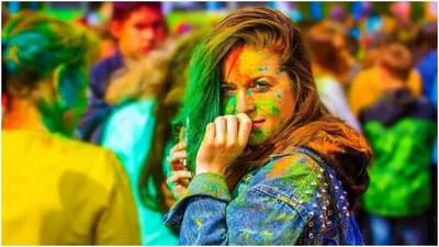 होळी खेळायची आहे परंतू केस खराब होण्याची भीती आहे ? अशी घ्या काळजी