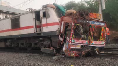 अमरावती एक्सप्रेसला धान्याने भरलेल्या ट्रकची धडक, रेल्वे वाहतूक विस्कळीत