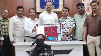 एक्सप्रेसमध्ये झोपलेल्या महिलांच्या पर्स चोरी करुन जमवले 4 लाख, पोलिसांनी फिल्मी स्टाईलने घातल्या बेड्या