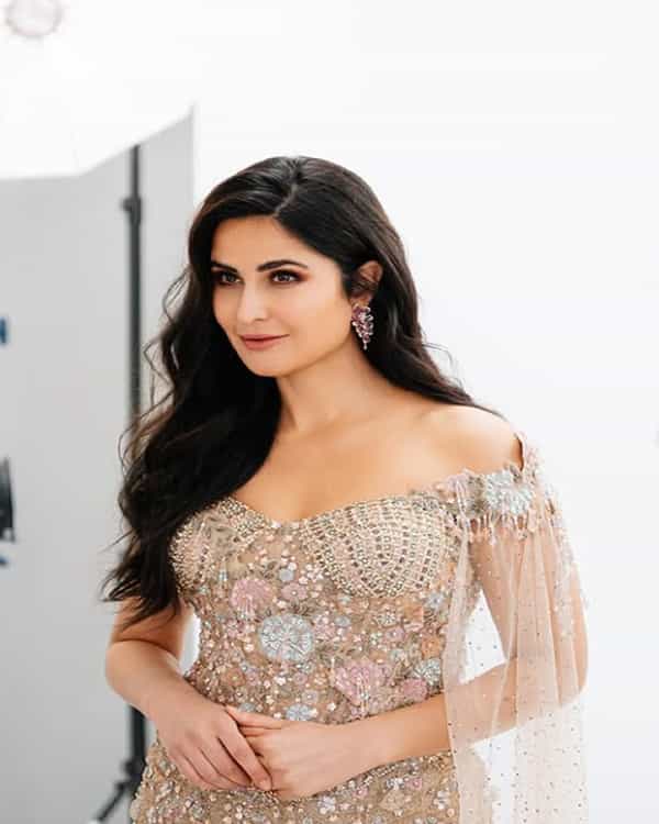 अभिनेत्री कतरिना कैफ हिचे काही फोटो सध्या सोशल मीडियावर तुफान व्हायरल होत आहेत. चाहत्यांना देखील अभिनेत्रीचा लूक प्रचंड आवडला आहे. वेस्टर्न लूकमध्ये अभिनेत्रीने फोटो पोस्ट केले आहे.
