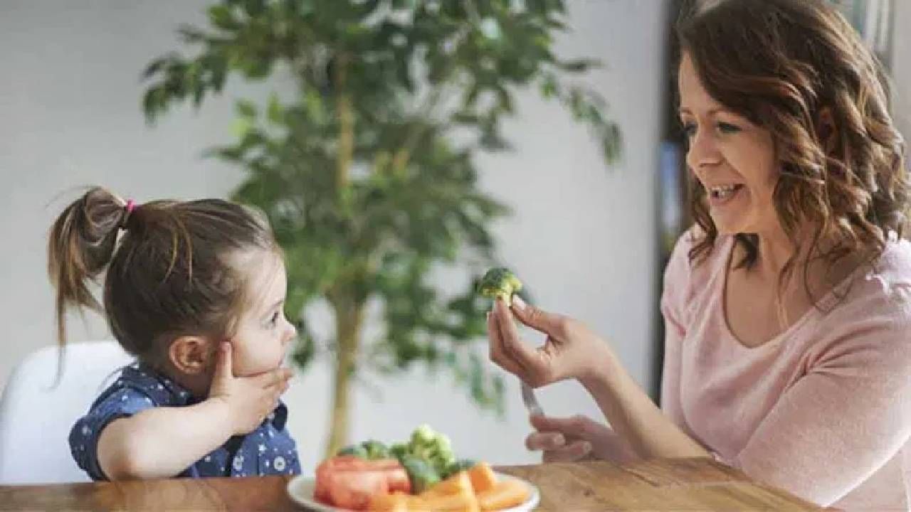 बदलत्या हवामानात लहान मुलांना 'हे' पदार्थ खायला देऊ नका, तज्ज्ञांकडून जाणून घ्या