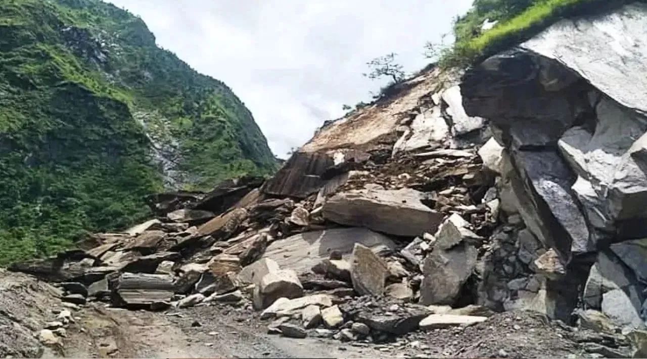 कुल्लूत पर्यटकांवर दरड कोसळली, तीन ते चार गाड्यांचा चक्काचूर, सहा जण ठार