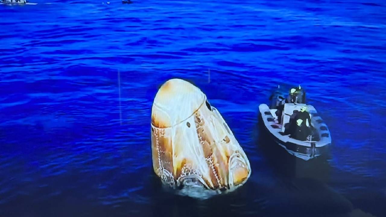 जेव्हा यानाने पृथ्वीच्या वातावरणात प्रवेश केला तेव्हा त्याचे तापमान 1650 अंश सेल्सिअसपेक्षा जास्त होते. या काळात काही काळ कम्युनिकेशन ब्लॅकआऊट झालं होते. ड्रॅगन कॅप्सूल वेगळे झाल्यापासून ते फ्लोरिडा महासागरात उतरेपर्यंत सुमारे 17 तास लागले. जेव्हा कॅप्सूल फ्लोरिडाच्या किनारपट्टीवर उतरले तेव्हा अनेक डॉल्फिन त्याच्याभोवती पोहताना दिसले आणि अंतराळवीरांचे घरी स्वागत केले.