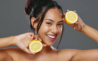 लिंबाचा अशा पद्धतीने वापर केल्यास आणखीन तरुण दिसाल, जाणून घ्या उपाय
